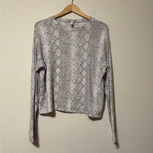 5/$55 !! 🔥 Fornia Gray Snake Print Long Sleeve Top